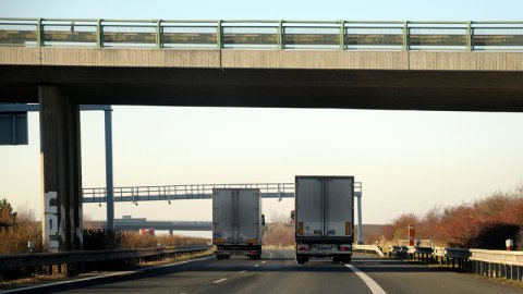 Zákaz předjíždění kamionů na všech dálnicích a rychlostních silnicích
